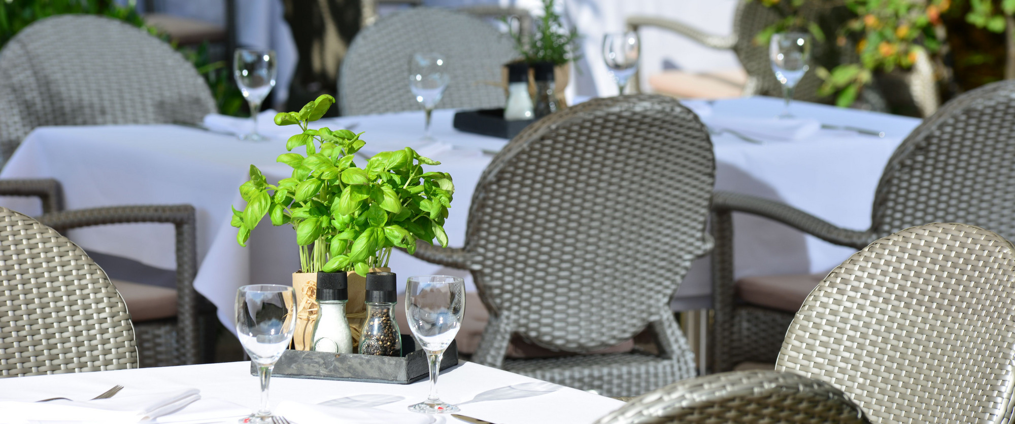 Sonnige Gartenterrasse im Best Western Premier Parkhotel Kronsberg in Hannover
