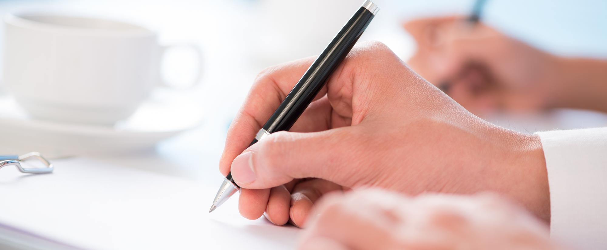 Nahaufnahme von Hand mit Stift