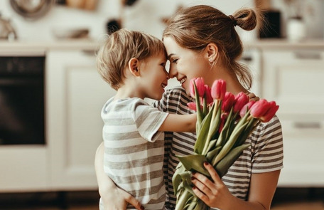 Muttertag_Mutter mit Kind und Blumen